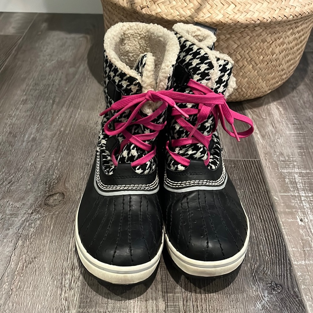 EUC Sorel Tivoli Houndstooth Shearling Boot